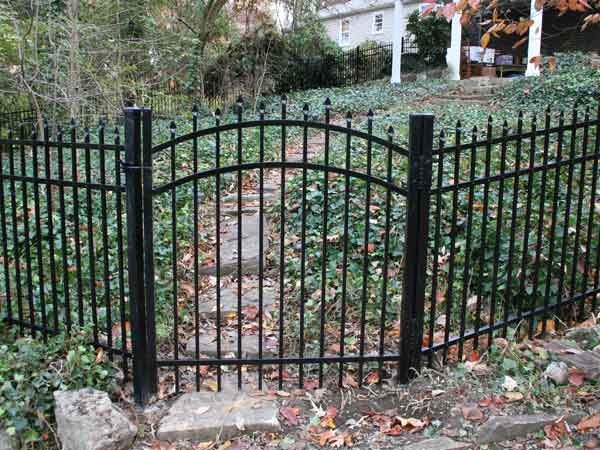 English Gardens aluminum fence