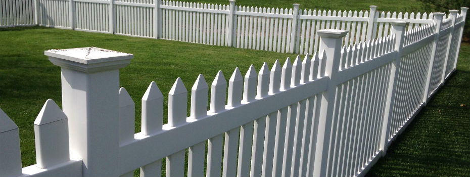 TRADITIONAL ENGLISH WHITE PICKET FENCE